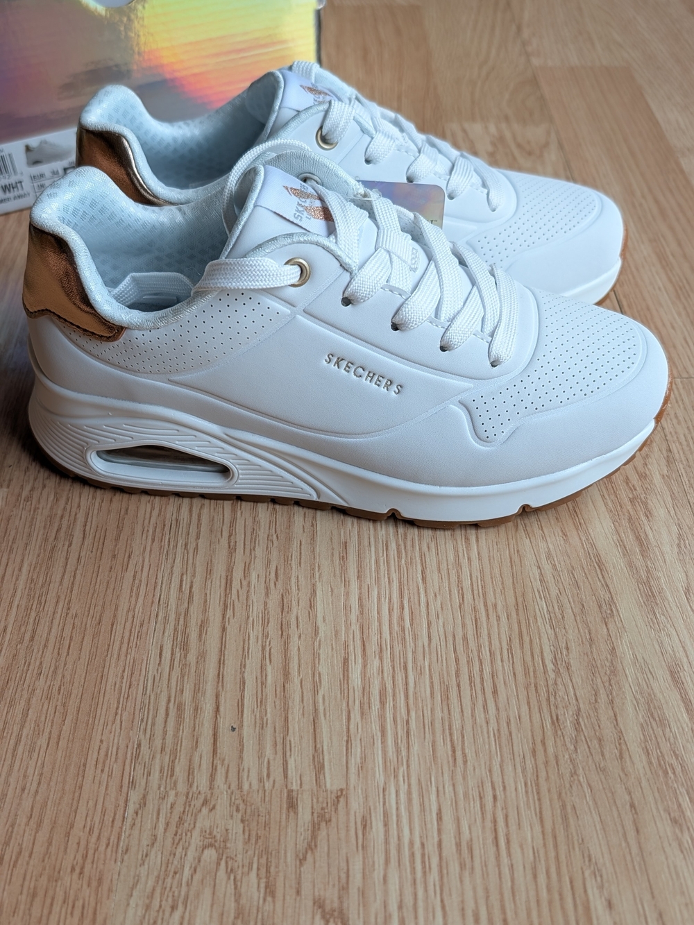 NEW Girls Skechers White Sneakers (2.5)